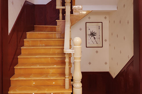 靖州中式别墅室内汉白玉石楼梯的定制安装装饰效果