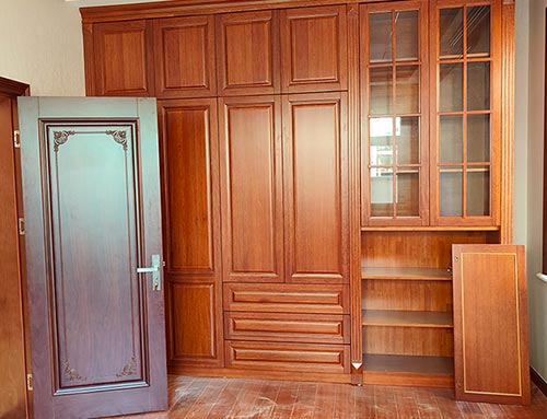靖州中式家庭装修里定制的实木衣柜效果图